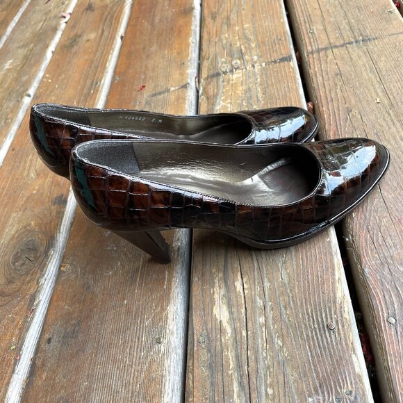 EUC Stuart Weitzman Cocoa Crocodile Patent Pumps in Womens 9M - Picture 3 of 16